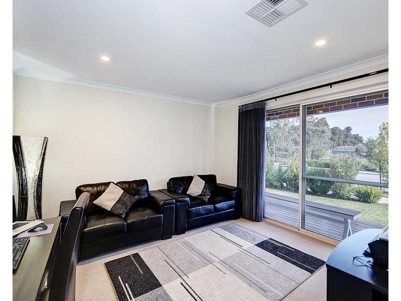 21 Lockhart Crescent, South Guildford WA 6055