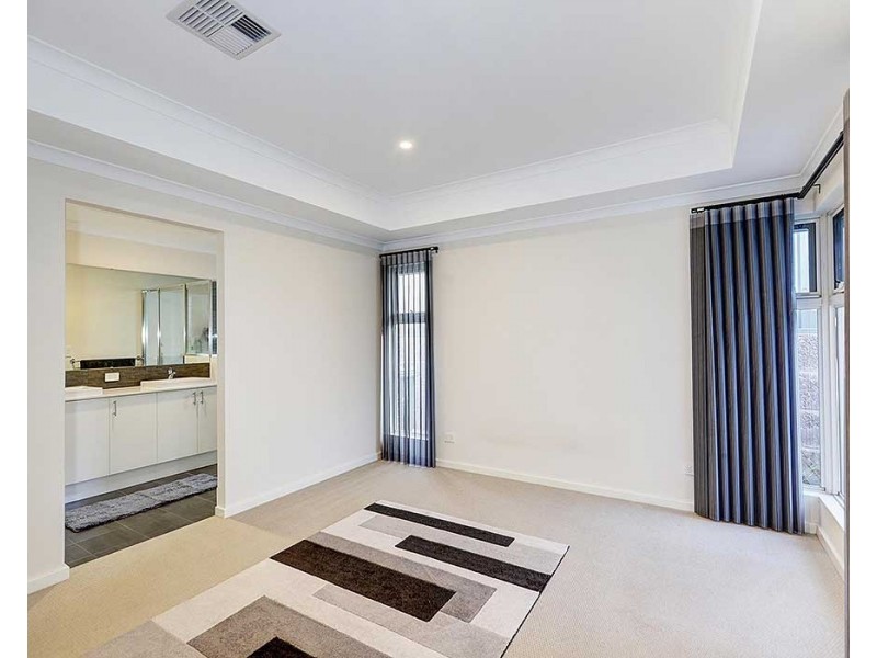21 Lockhart Crescent, South Guildford WA 6055