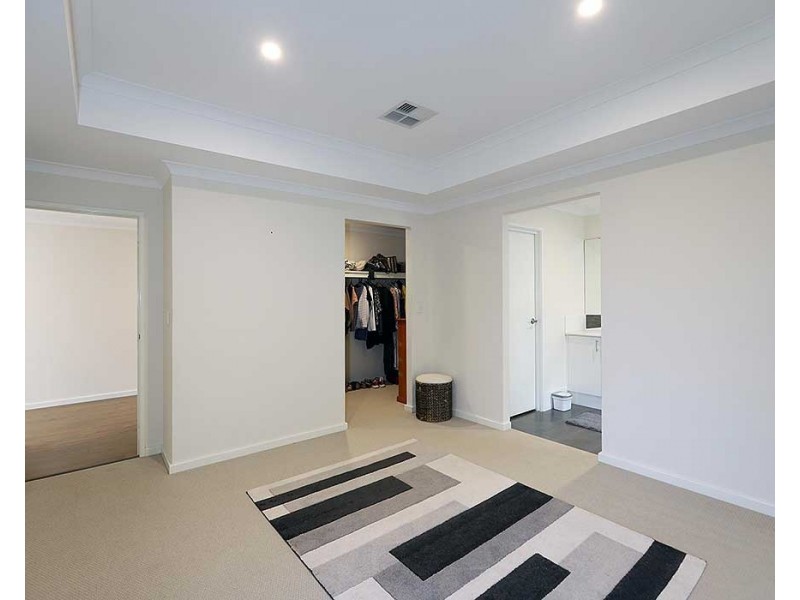 21 Lockhart Crescent, South Guildford WA 6055