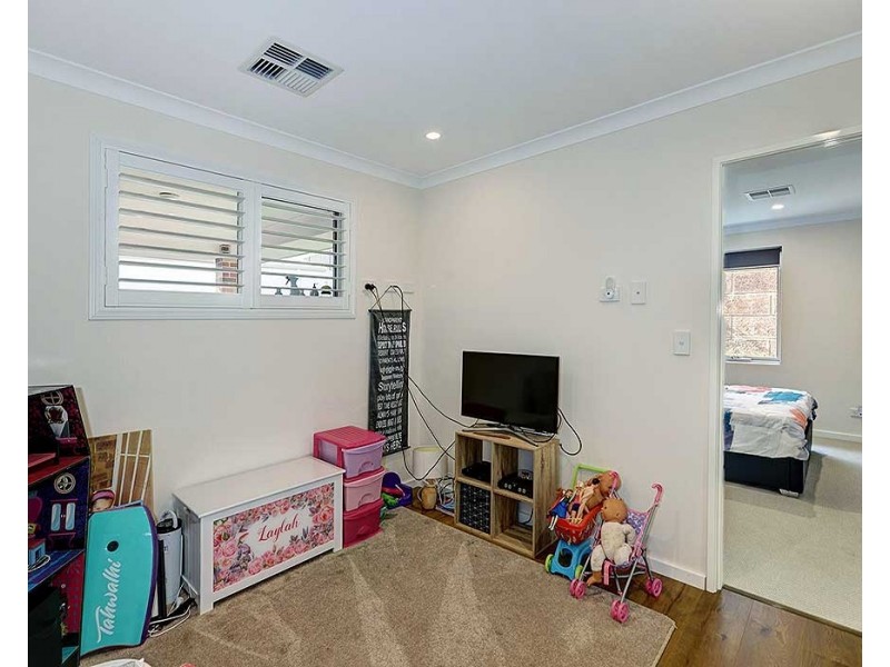 21 Lockhart Crescent, South Guildford WA 6055