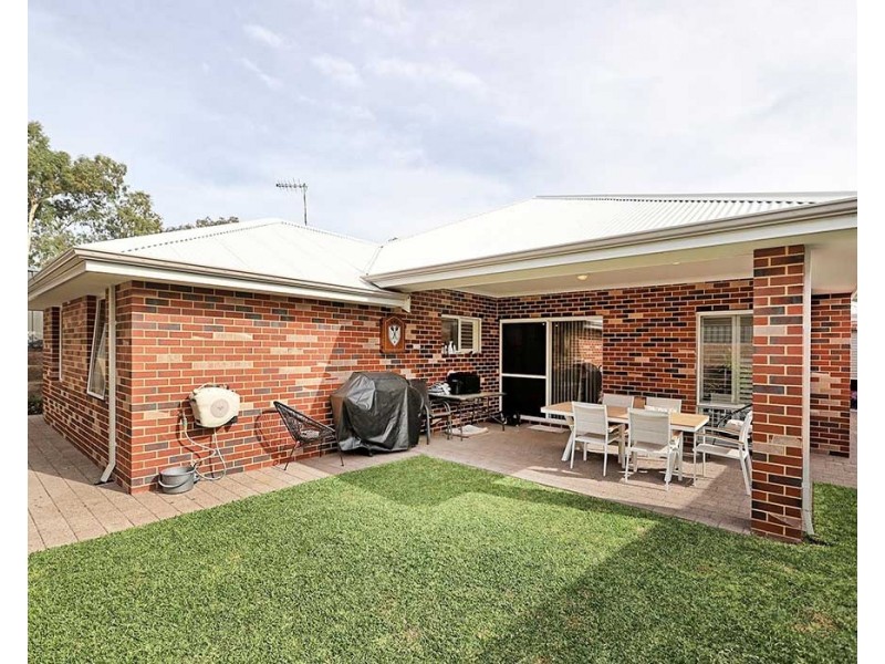 21 Lockhart Crescent, South Guildford WA 6055
