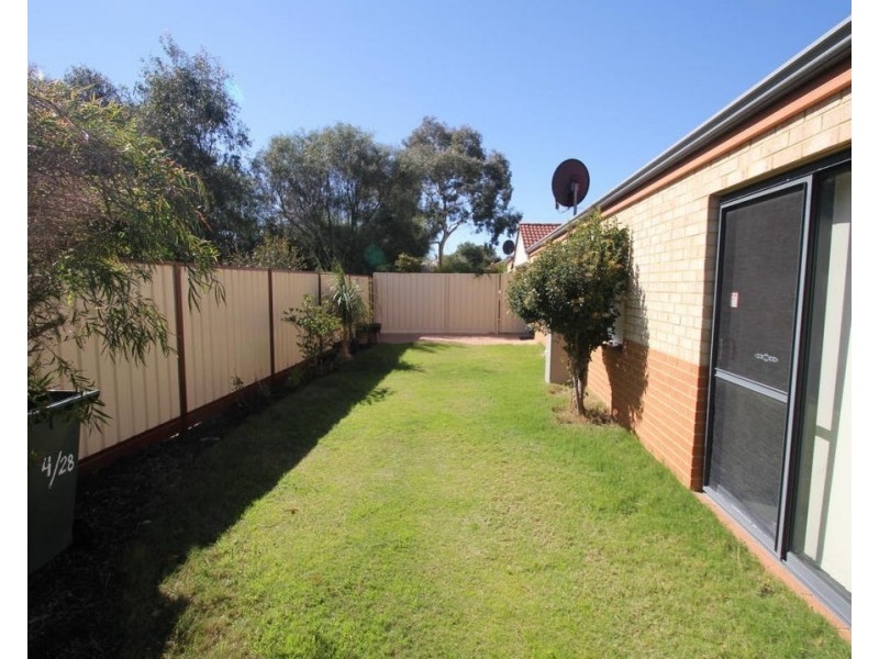 4/28 Holmesdale Road, Woodbridge WA 6056