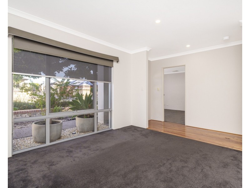 21 Pexton Drive, South Guildford WA 6055