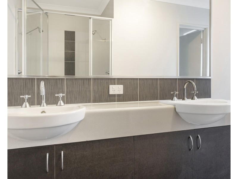 21 Pexton Drive, South Guildford WA 6055