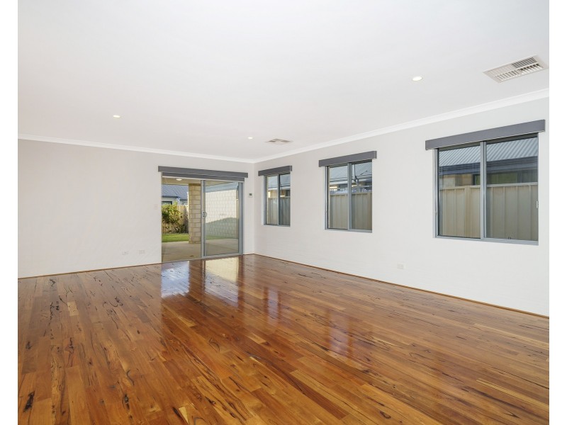 21 Pexton Drive, South Guildford WA 6055