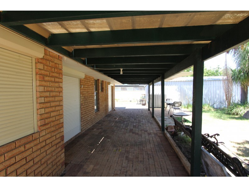 4 Seville Drive, Seville Grove WA 6112