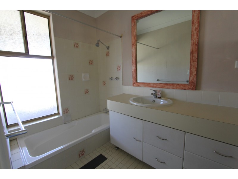 4 Seville Drive, Seville Grove WA 6112