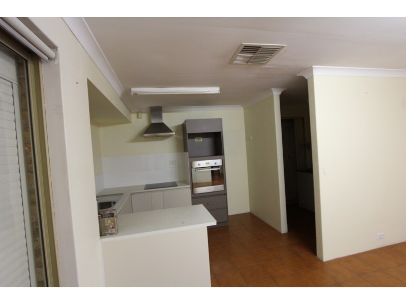 4 Seville Drive, Seville Grove WA 6112