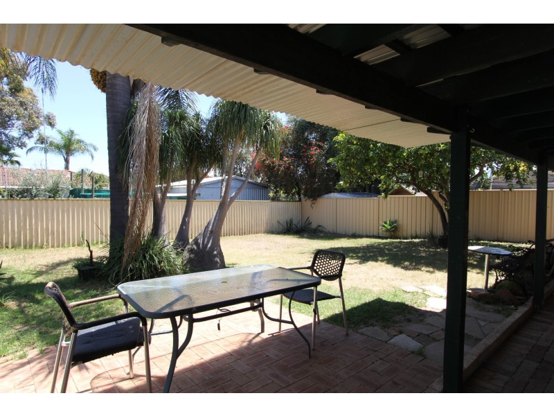 4 Seville Drive, Seville Grove WA 6112