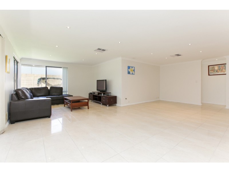 21 Minerva Loop, Success WA 6164