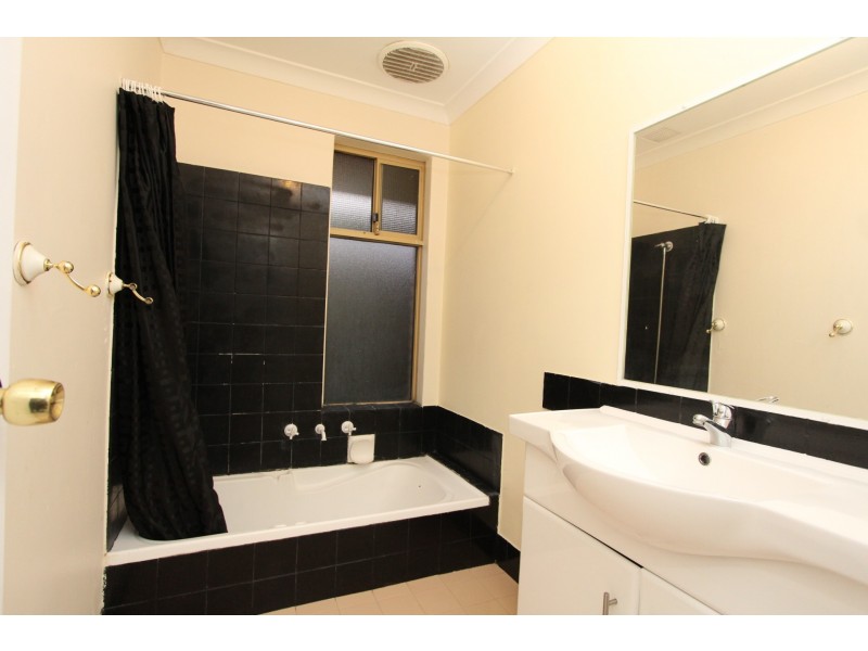 118 Railway Parade, Queens Park WA 6107