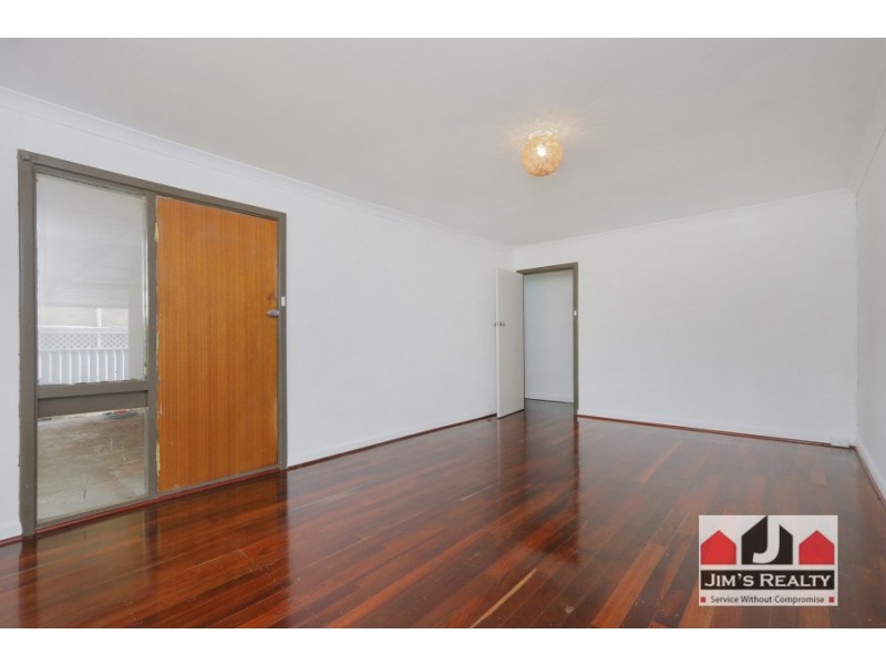 33 Hollybush Way, Kelmscott WA 6111