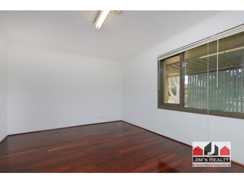 33 Hollybush Way, Kelmscott WA 6111