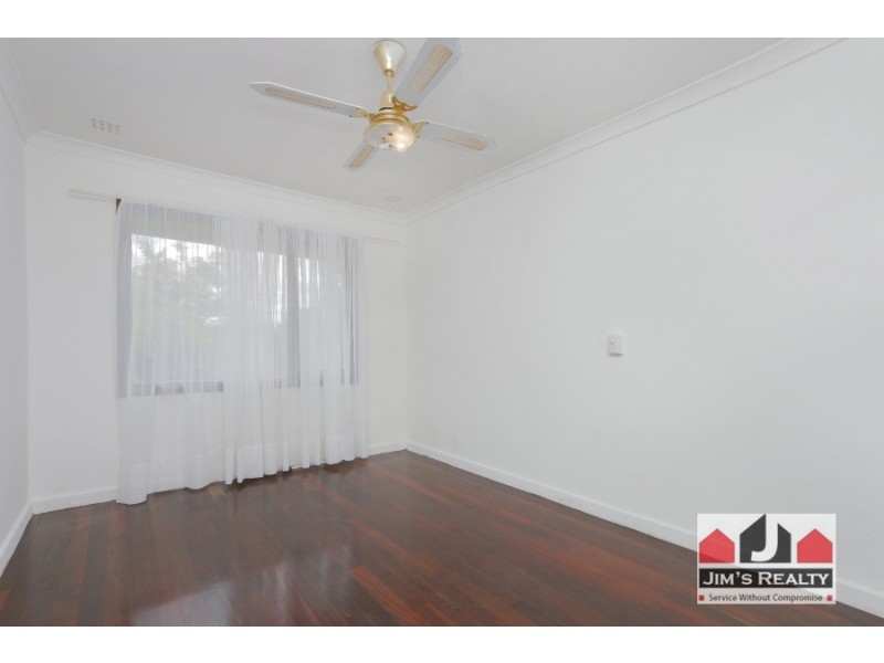 33 Hollybush Way, Kelmscott WA 6111