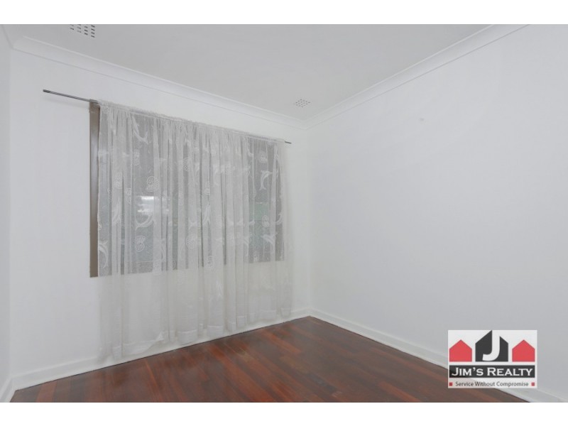 33 Hollybush Way, Kelmscott WA 6111