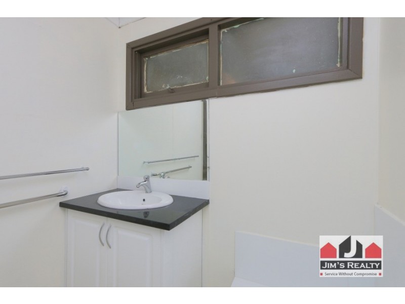 33 Hollybush Way, Kelmscott WA 6111