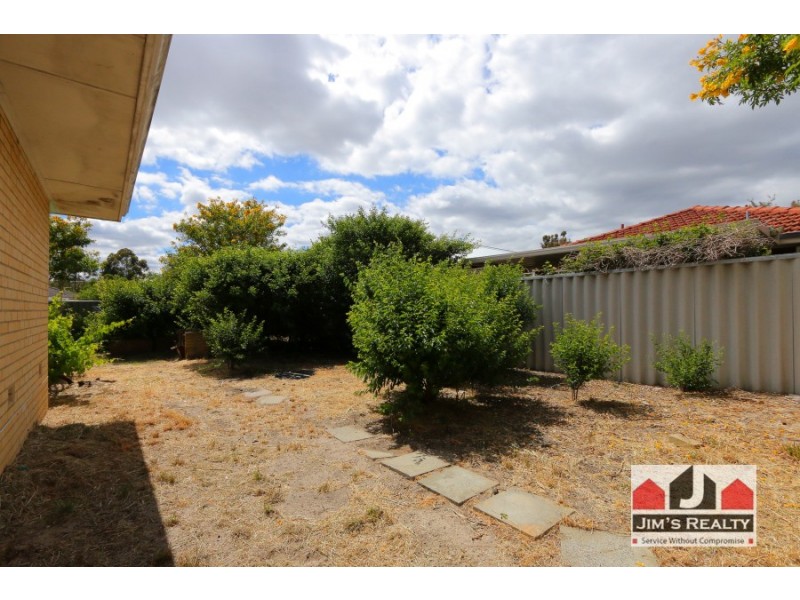 33 Hollybush Way, Kelmscott WA 6111