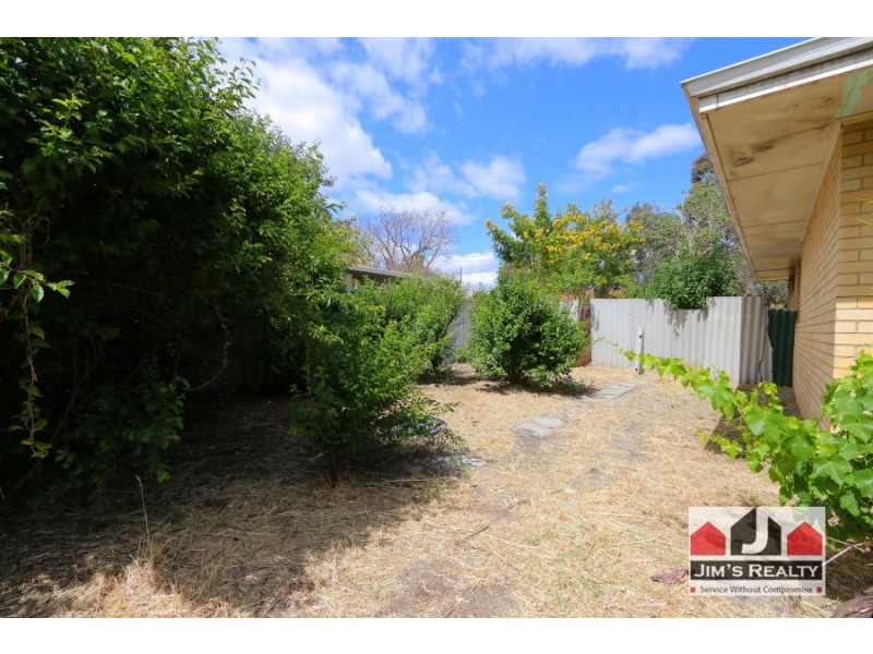 33 Hollybush Way, Kelmscott WA 6111