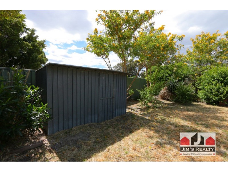 33 Hollybush Way, Kelmscott WA 6111