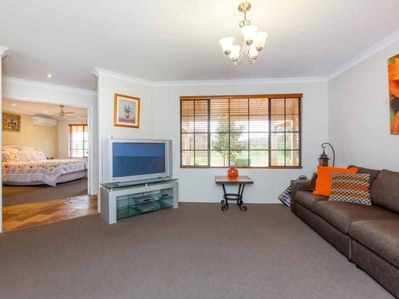 90 Poad Street, Champion Lakes WA 6111