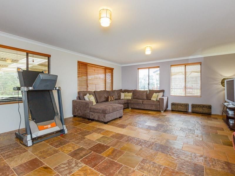 90 Poad Street, Champion Lakes WA 6111