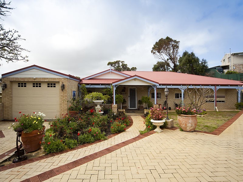 4 Raymond Place, Waikiki WA 6169