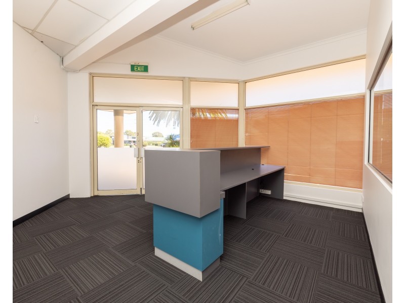 2/14 Livingstone Road, Rockingham WA 6168