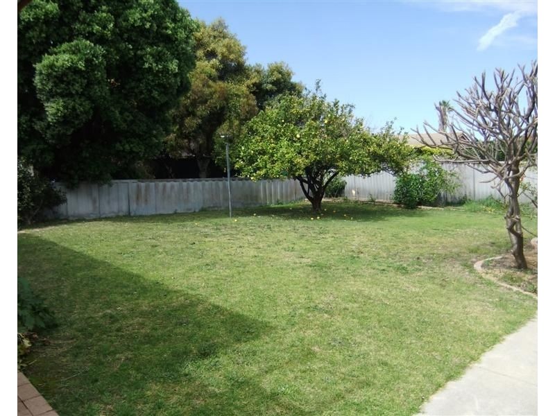 17 Seacrest Street, Safety Bay WA 6169