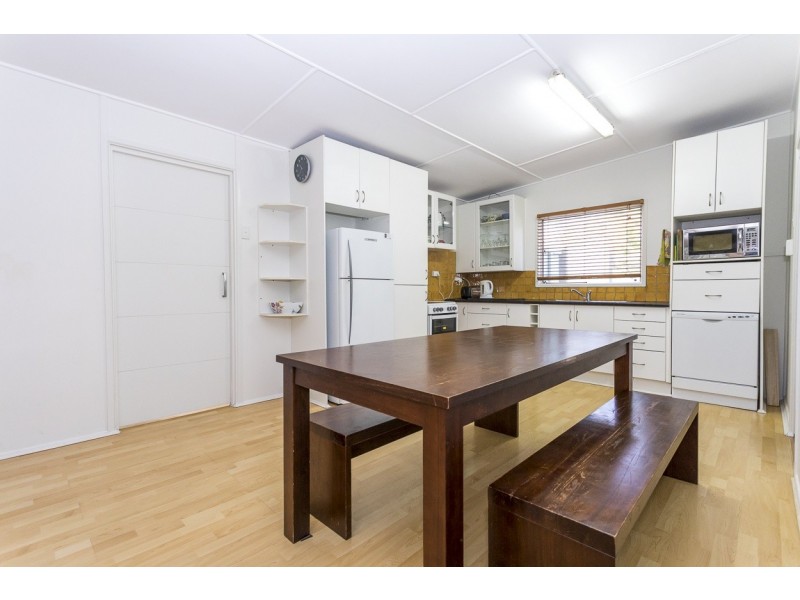 68 MOOLOOMBA RD, Point Lookout QLD 4183