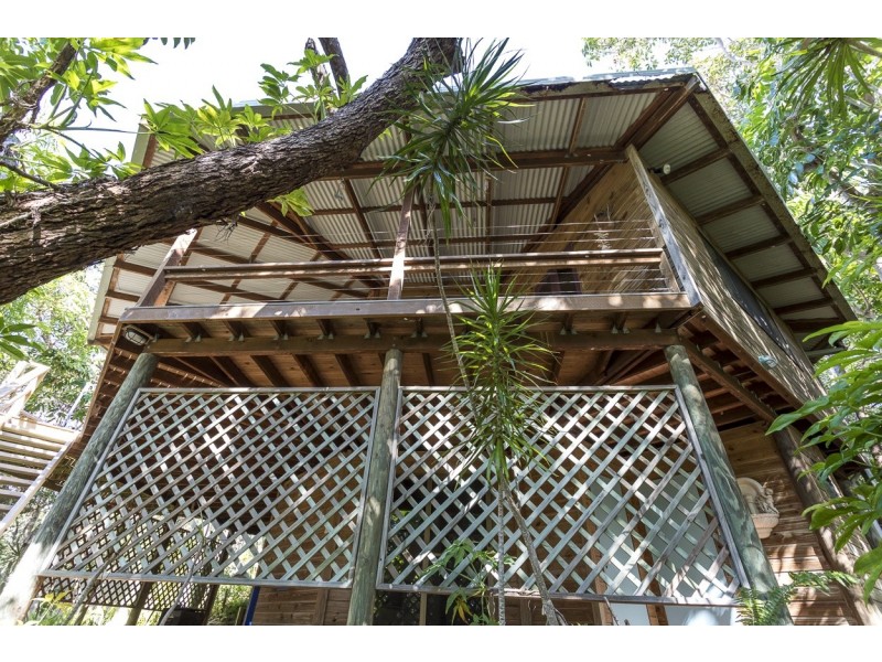 9 Waller Court, Point Lookout QLD 4183