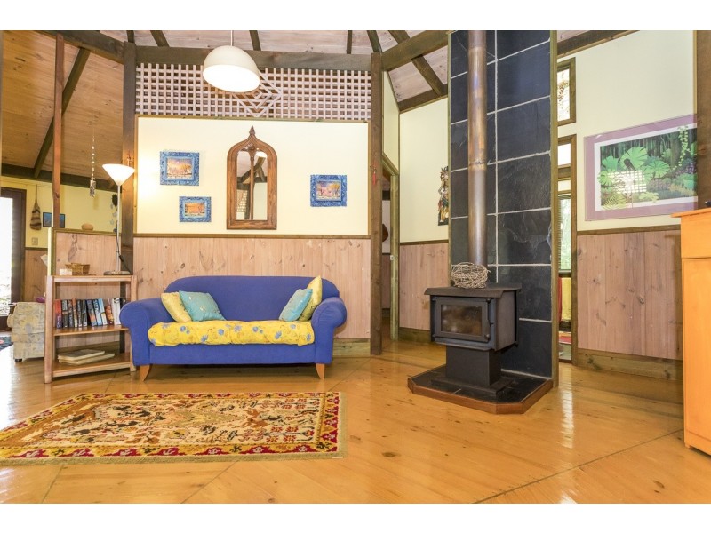 9 Waller Court, Point Lookout QLD 4183