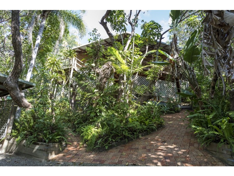 9 Waller Court, Point Lookout QLD 4183