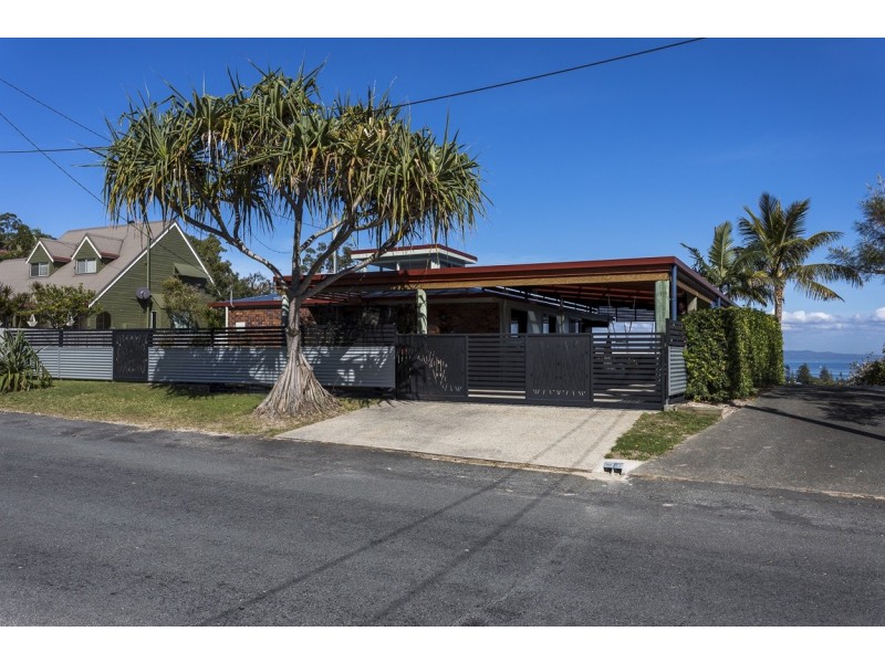 131 Rainbow Crescent, Dunwich QLD 4183