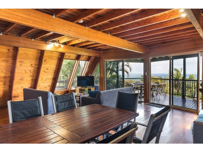 4 Merinda Crescent, Point Lookout QLD 4183