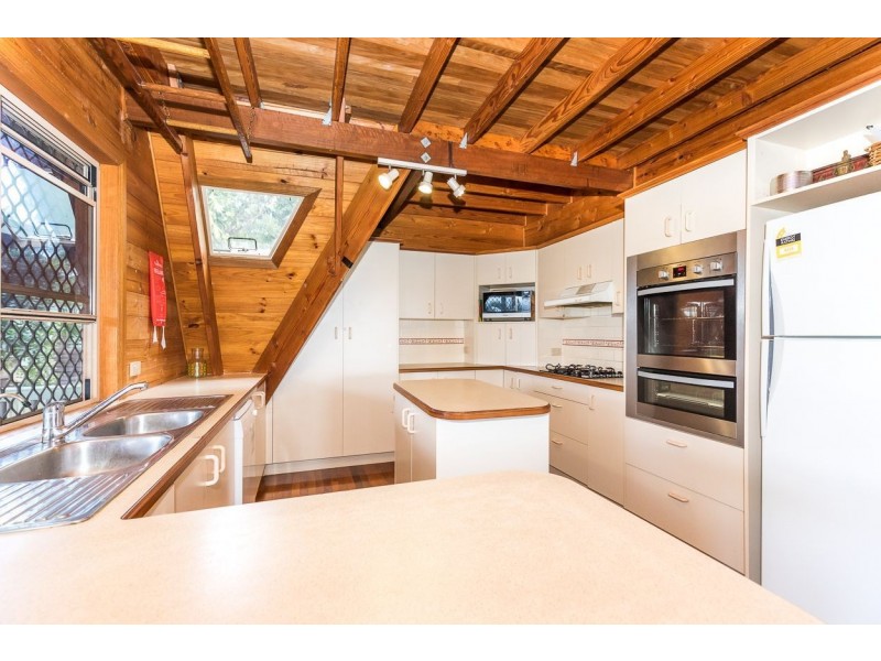 4 Merinda Crescent, Point Lookout QLD 4183
