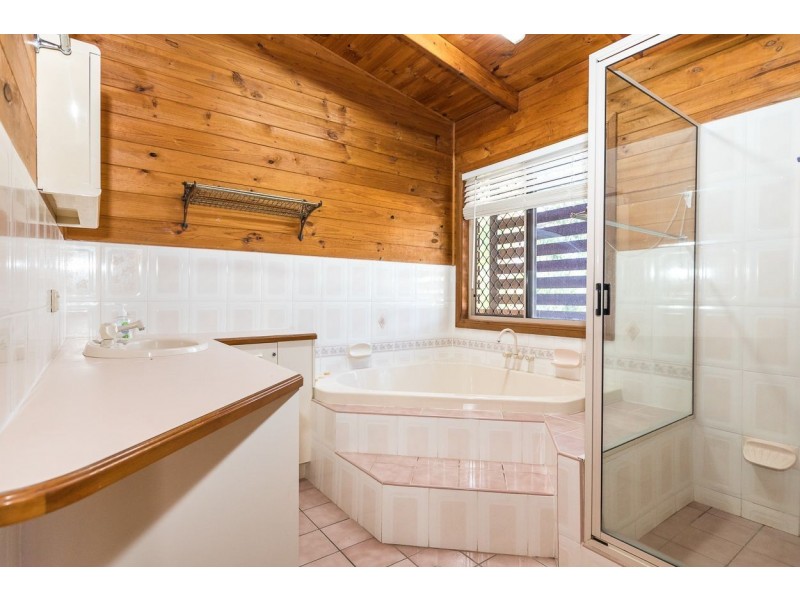 4 Merinda Crescent, Point Lookout QLD 4183