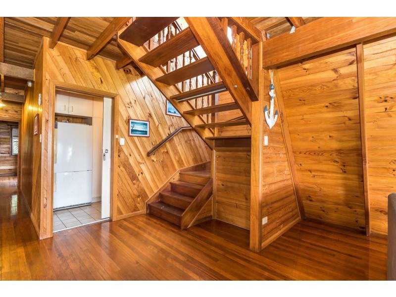 4 Merinda Crescent, Point Lookout QLD 4183