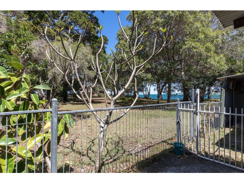 13 Ballow Street, Amity Point QLD 4183