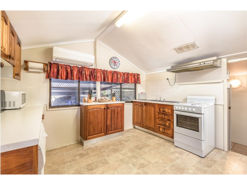 6 Birch Street, Amity Point QLD 4183