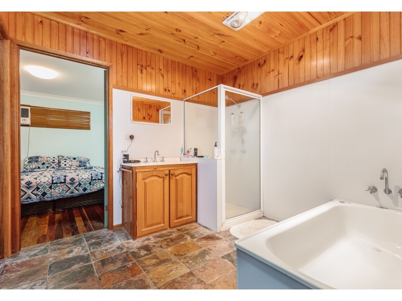 32 Birch Street, Amity Point QLD 4183