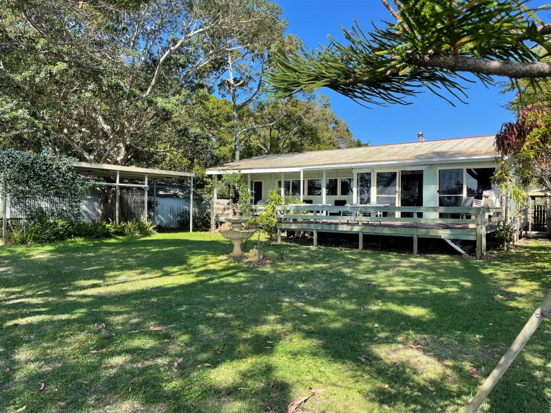 15 Ballow Street, Amity Point QLD 4183