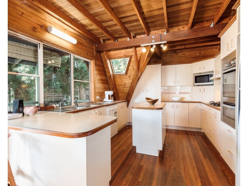 4 Merinda Crescent, Point Lookout QLD 4183