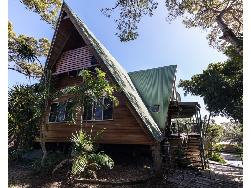 4 Merinda Crescent, Point Lookout QLD 4183