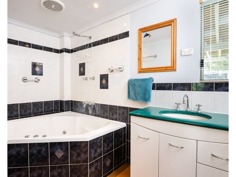 10 Galeen Street, Point Lookout QLD 4183