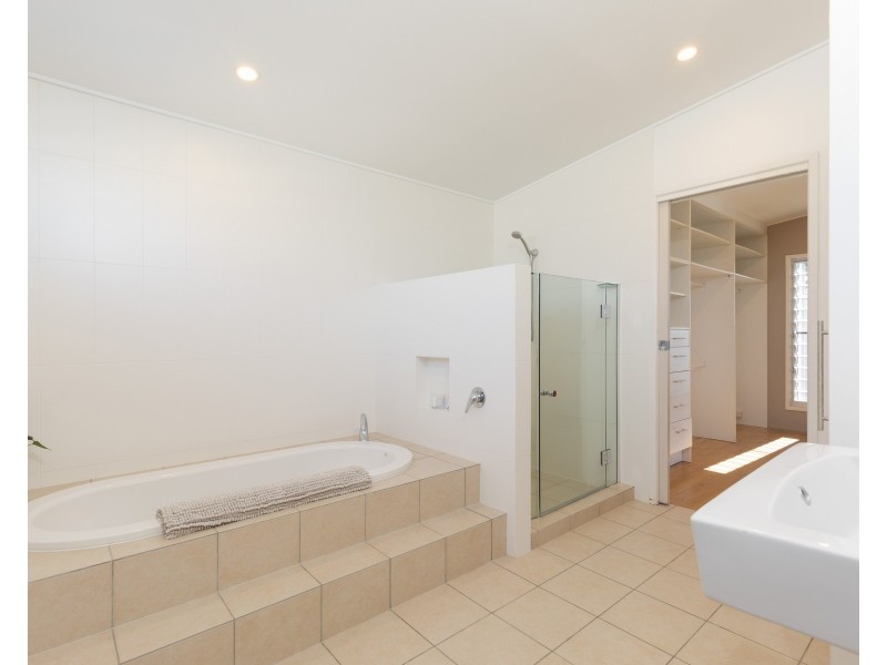 19 Cumming Parade, Point Lookout QLD 4183