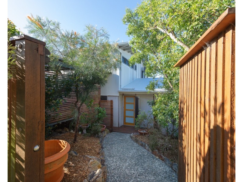 19 Cumming Parade, Point Lookout QLD 4183