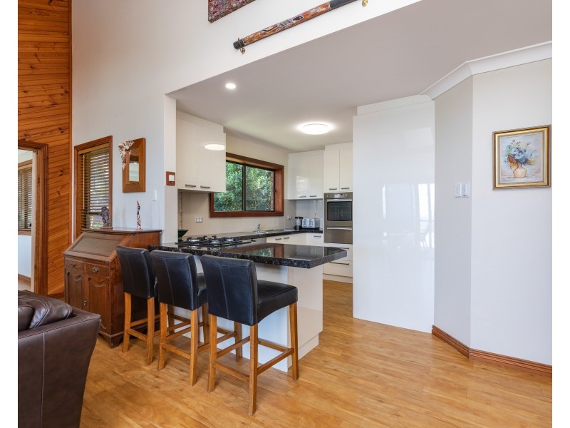 2/5 Baker Crt, Point Lookout QLD 4183