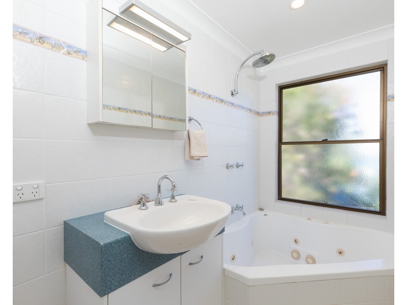 2/5 Baker Crt, Point Lookout QLD 4183