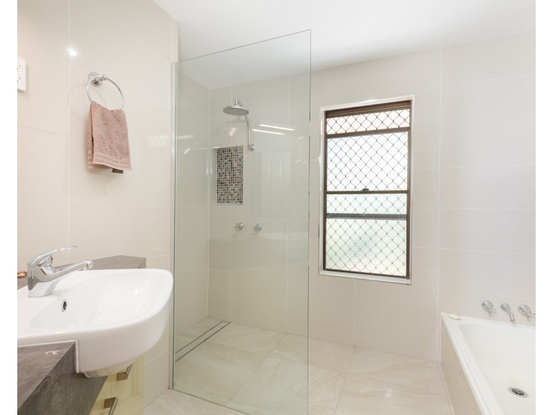2/5 Baker Crt, Point Lookout QLD 4183