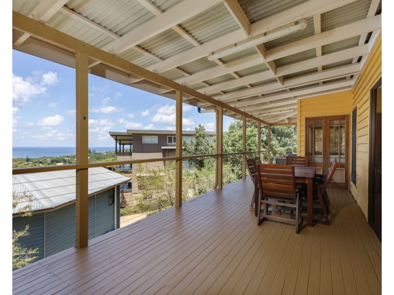 2/5 Baker Crt, Point Lookout QLD 4183